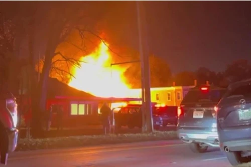 Máy bay lao vào tòa nhà chung cư ở Mỹ