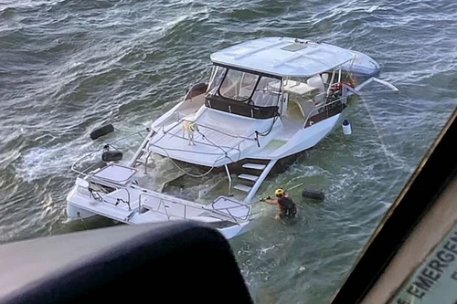 Du thuyền chìm trên biển, hai người được cứu sống