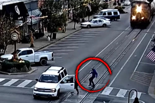 Thót tim cảnh ô tô chở trẻ em gặp sự cố sát đường ray xe lửa