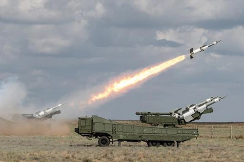 Phòng không Syria dồn dập bắn trả tên lửa Israel