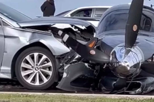 Mỹ: Máy bay trượt khỏi đường băng, đâm sầm vào xe ô tô 