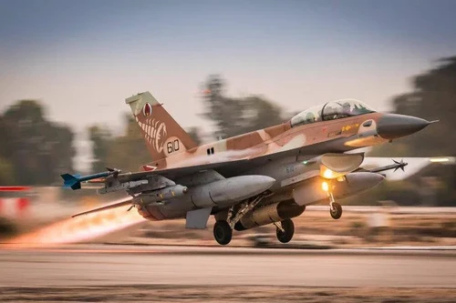 Israel không kích Rafah, đáp trả vụ tấn công rocket của Hamas