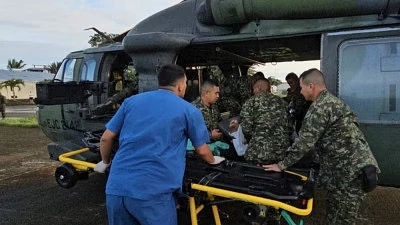 Xe chở 36 binh sĩ lao xuống vực sâu 100m ở Colombia