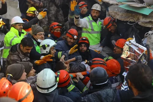 Phép màu với bé trai 10 ngày tuổi sau 100 giờ động đất ở Thổ Nhĩ Kỳ