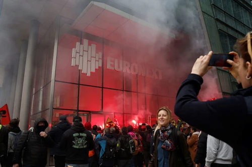 Người biểu tình tràn vào sàn giao dịch chứng khoán lớn nhất châu Âu