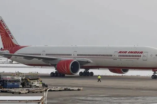 Máy bay Air India chở 244 người đến Mỹ phải hạ cánh khẩn cấp ở Nga