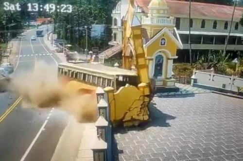 Xe buýt chở 15 hành khách đâm sập cổng nhà thờ