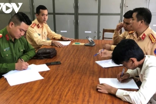 [Tin nhanh sáng 13-10-2020] Phạt 9 triệu đồng nam thanh niên mặc váy hồng, buông tay khi lái xe