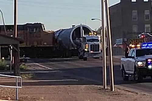 Khoảnh khắc tàu hỏa đâm xe đầu kéo khiến 2 người tử nạn 