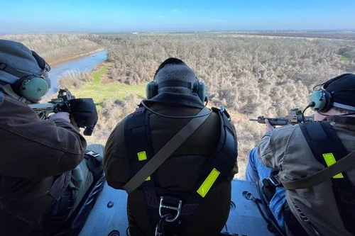 Xem thợ săn ngồi trực thăng bắn lợn hoang ở Mỹ