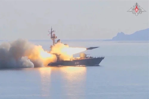 Xem chiến hạm Nga phóng tên lửa hành trình diệt mục tiêu cách xa 100km
