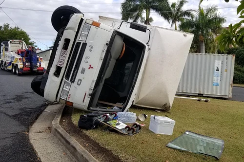 Xe container mất kiểm soát, lật nghiêng trên đường ở Australia