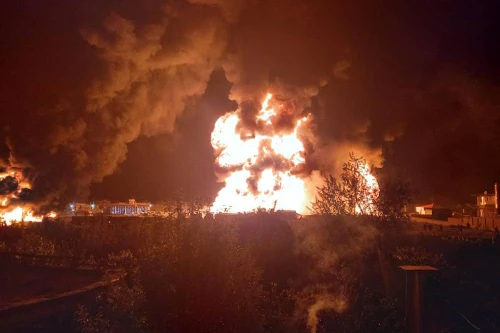 Bầu trời Kabul chuyển màu đỏ vì cháy trạm xăng 