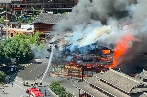 Nhà trọ chìm trong biển lửa, du khách vội nhảy từ tầng 2 xuống đất thoát thân 