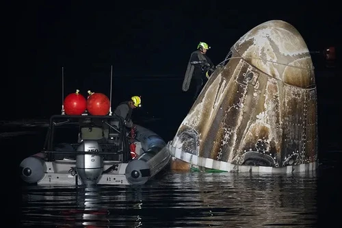 Tàu vũ trụ đưa 4 phi hành gia từ ISS trở về Trái đất