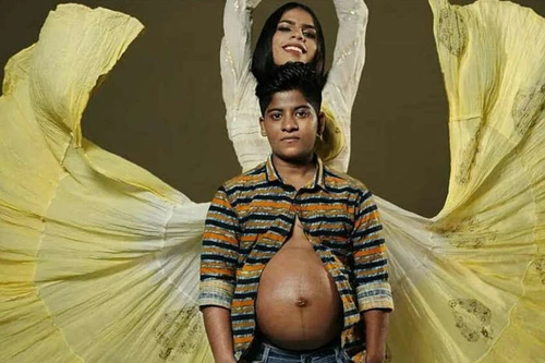 Cặp đôi chuyển giới đầu tiên trong lịch sử Ấn Độ chào đón con đầu lòng