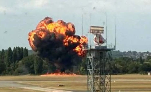 Máy bay rơi ngay sau khi cất cánh ở Anh, phát nổ dữ dội