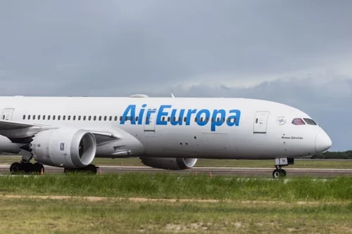 Máy bay chở 325 người hạ cánh khẩn cấp ở Brazil