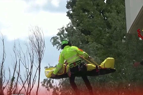 Xem lính cứu hỏa đu dây từ trực thăng giải cứu đứa trẻ 2 tuổi bị mắc kẹt