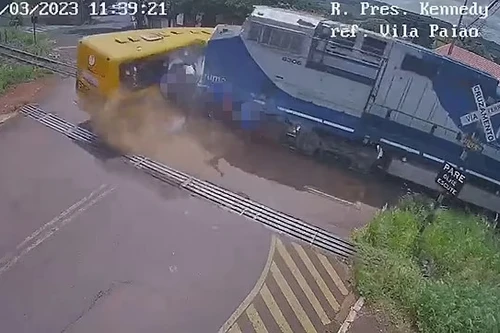 Đoàn tàu lao vào xe buýt chở học sinh ở Brazil