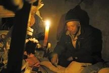 Sống trong ống cống 20 năm nuôi con ăn học