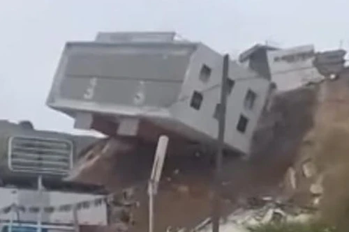 Khoảnh khắc tòa nhà đổ sập xuống đường do lở đất ở Mexico