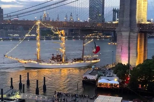 Khoảnh khắc tàu Hải quân Mexico va vào cầu Brooklyn ở New York, Mỹ