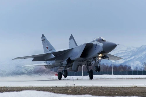 Tiêm kích MiG-31 Nga giám sát máy bay quân sự Mỹ 