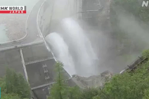 Du khách đổ xô đi xem đập cao nhất Nhật Bản xả nước