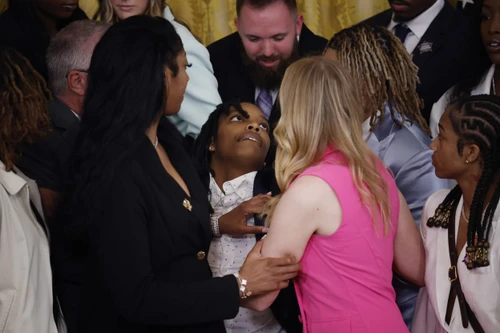 Cầu thủ bóng rổ ngất xỉu tại sự kiện vinh danh ở Nhà Trắng