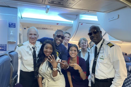 Màn cầu hôn độc đáo trên máy bay