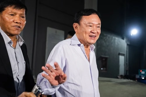 Ông Thaksin Shinawatra lên máy bay rời khỏi Thái Lan