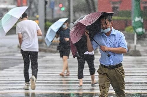 Bão In-Fa đổ bộ Trung Quốc, hàng trăm chuyến bay bị hủy