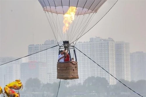 [Tin nhanh tối 27-3-2021] Hà Nội: Tạm dừng dịch vụ trải nghiệm bay trên khinh khí cầu