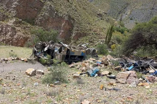 Xe buýt rơi xuống vực sâu gần 800m, ít nhất 31 người chết