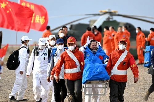 Xem tàu vũ trụ chở phi hành gia Trung Quốc hạ cánh xuống Nội Mông