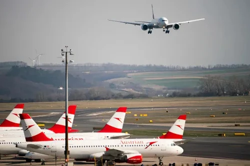 Máy bay quay đầu giữa không trung vì... bồn cầu