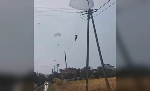 Diễn tập đổ bộ đường không, lính dù Ba Lan rơi trúng… dây điện