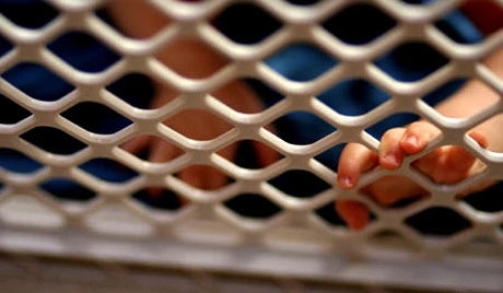 Người mẹ Trung Quốc giam con trai trong cũi suốt 40 năm