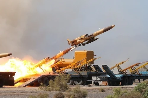 Iran phóng hơn 100 máy bay không người lái về phía Israel