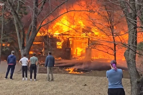 Máy bay rơi xuống khu dân cư ở Mỹ, không hành khách nào sống sót