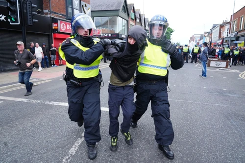 Cận cảnh làn sóng bạo loạn tồi tệ nhất trong 13 năm qua tại Anh