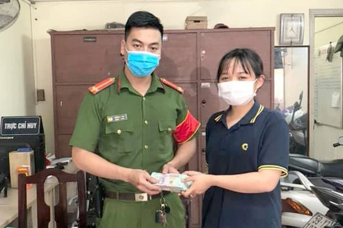 [Tin nhanh tối 11-10-2020] Nữ sinh viên giao nộp gần 200 triệu đồng nhặt được cho công an