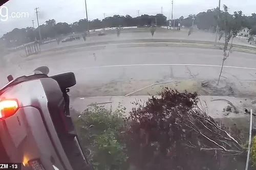 Khoảnh khắc va chạm kinh hoàng giữa xe cảnh sát và chiếc SUV 