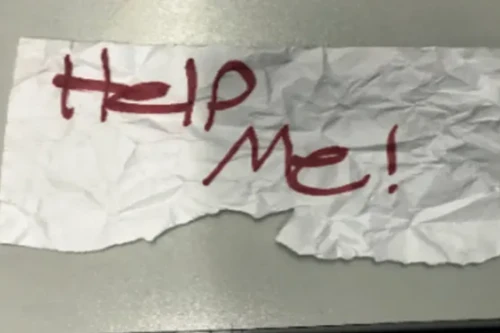 Nhờ mẩu giấy, bé gái 13 tuổi bị bắt cóc được cảnh sát giải cứu 