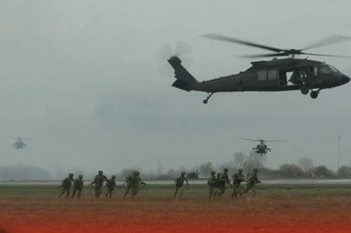 Xem binh sĩ Mỹ và Romania diễn tập tấn công đường không