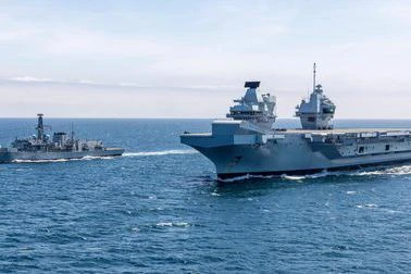 Siêu tàu sân bay Anh chạm trán chiến hạm Nga