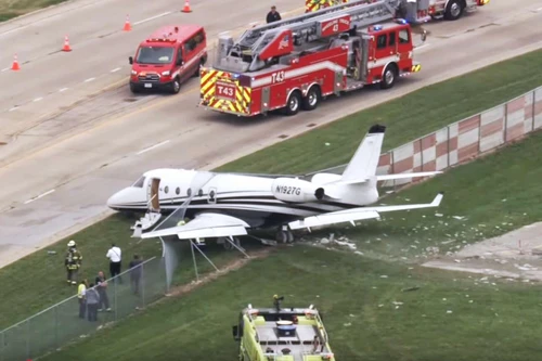 Video máy bay trượt khỏi đường băng, đâm xuyên hàng rào sân bay