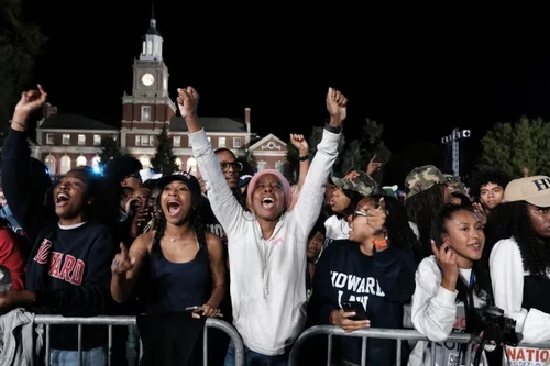 Bà Kamala Harris tăng tốc ngoạn mục, áp sát đối thủ Donald Trump