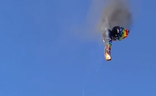 Khoảnh khắc khinh khí cầu chở 21 người bốc cháy, lao thẳng xuống đất